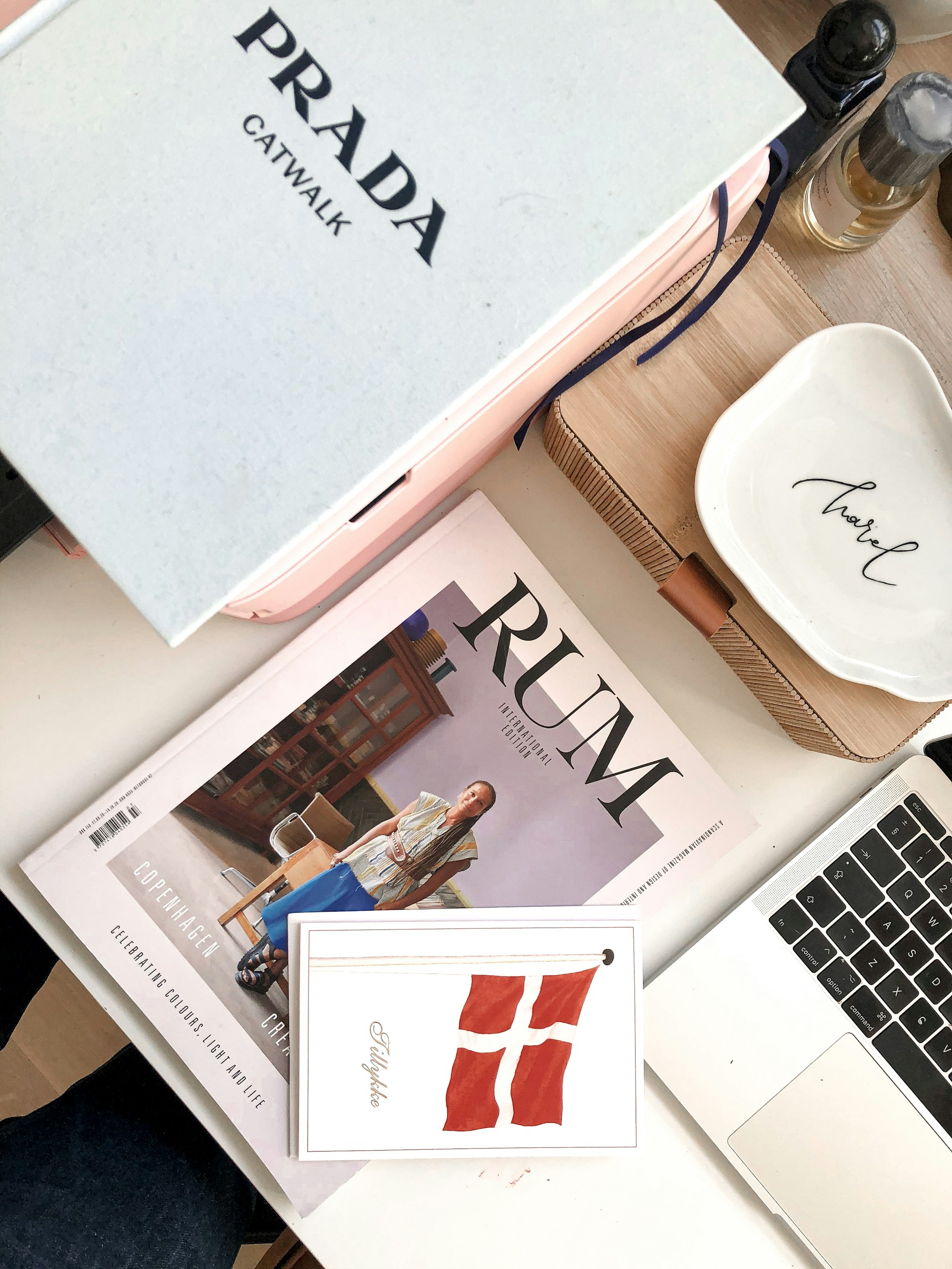 Aufgeschlagenes Magazin mit Tasse auf einem Tisch